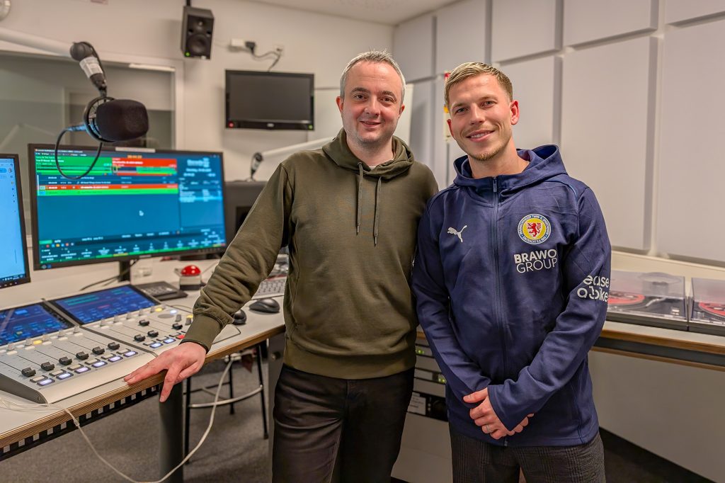 Markus Hörster mit Lino Tempelmann von Eintracht Braunschweig bei Eintracht InTeam 311 im Studio von Radio Okerwelle am 4. März 2025.